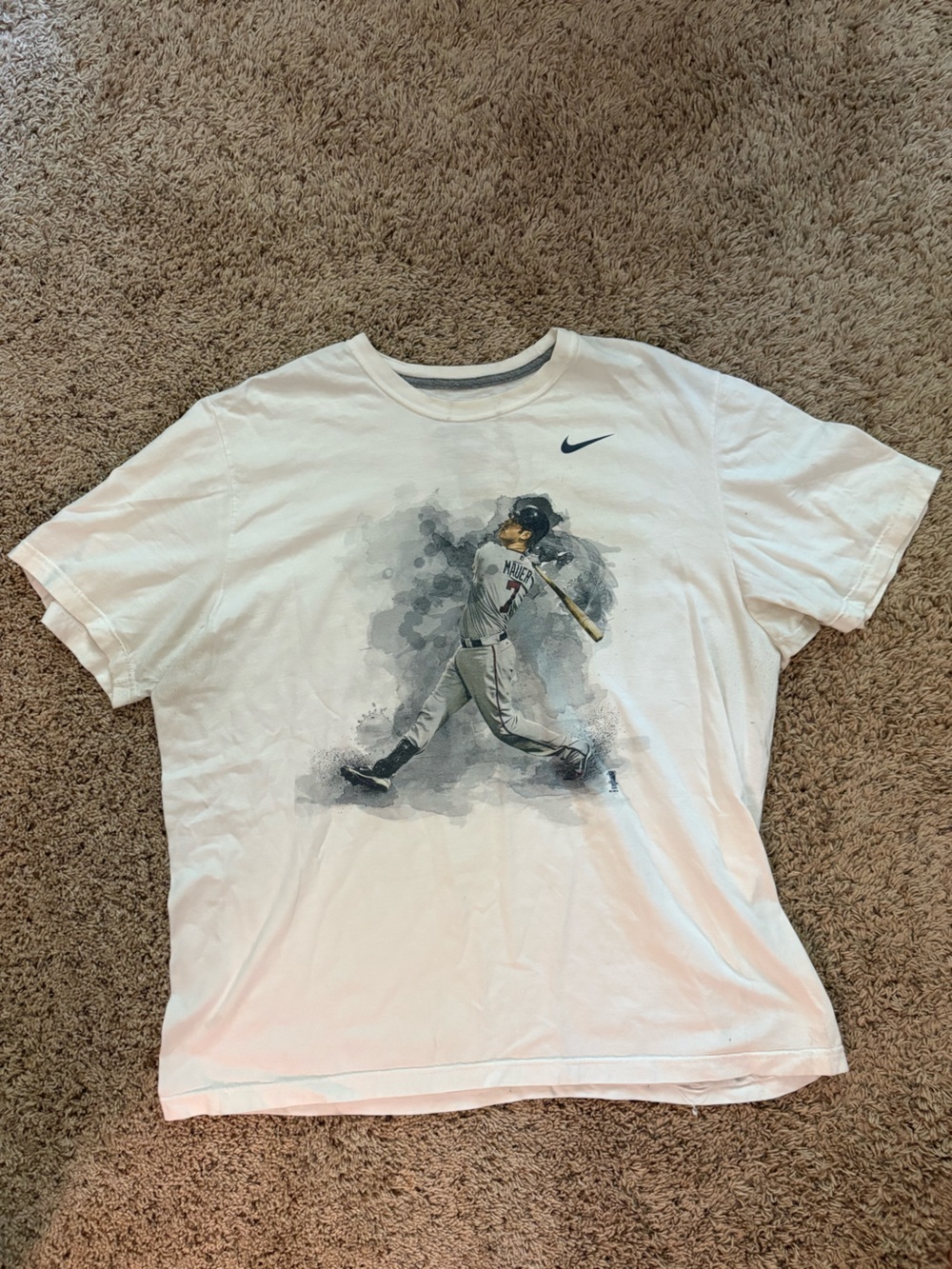 Nike MN Twins x Joe Maur Baseball Graphic Tee with Player Illustration